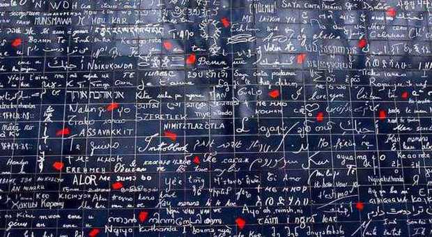 Il muro dei "Ti amo" di Montmartre: il San Valentino più romantico è a Parigi