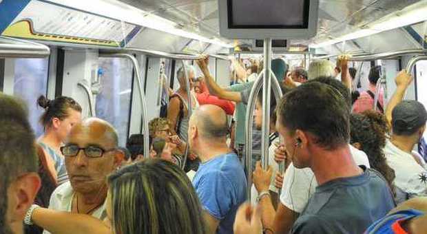 Roma-Lido paralizzata, un treno ogni 40 minuti e senza aria condizionata: passeggeri disperati