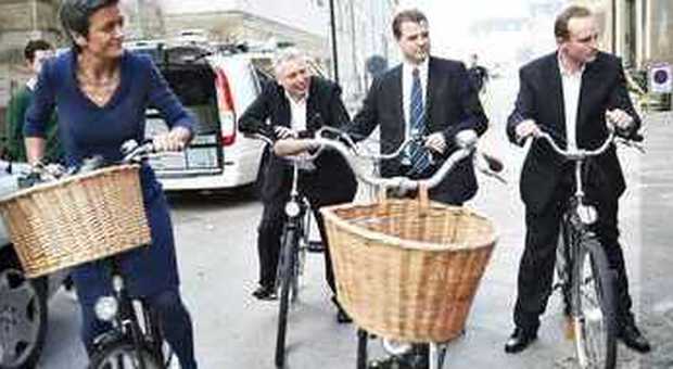 Quattro ministri danesi in bici a Palazzo reale