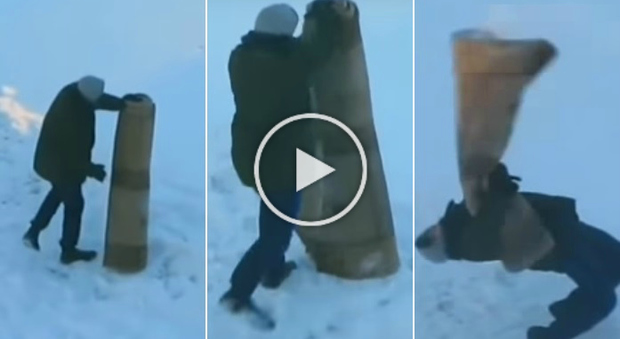 Russia, il freddo dà alla testa: l'epica lotta di un uomo con un tappeto