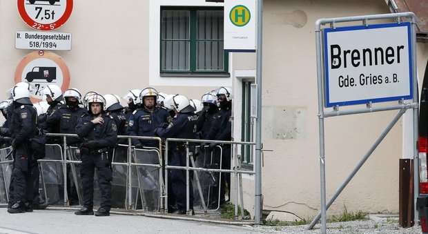 Migranti, l'Austria corregge il tiro: "Non stiamo schierando blindati"