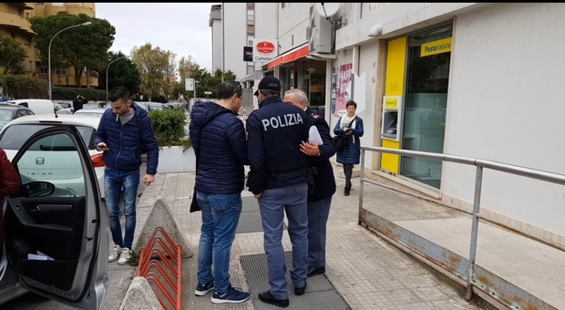 La polizia dinanzi l'ufficio postale di Bozzano, a Brindisi