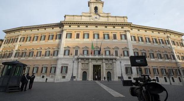 Roma, panico a Montecitorio: due poliziotti investiti da un'auto contromano