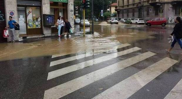 Maltempo, pioggia su Milano Allerta Seveso, un metro all'esondazione