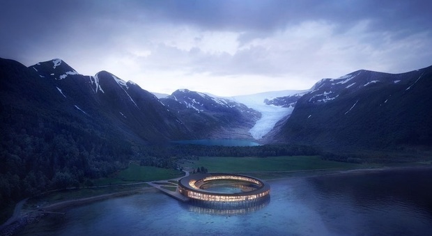 Un anello di legno e vetro: l'hotel a impatto zero tra i fiordi della Norvegia