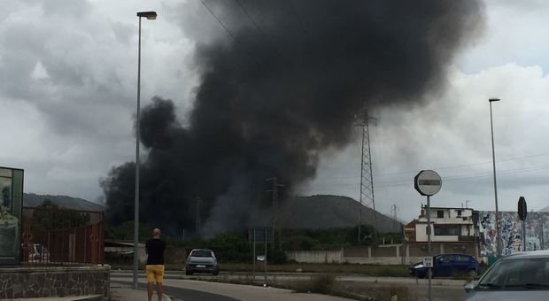 Nuovo incendio nel Casertano: è allarme nube tossica