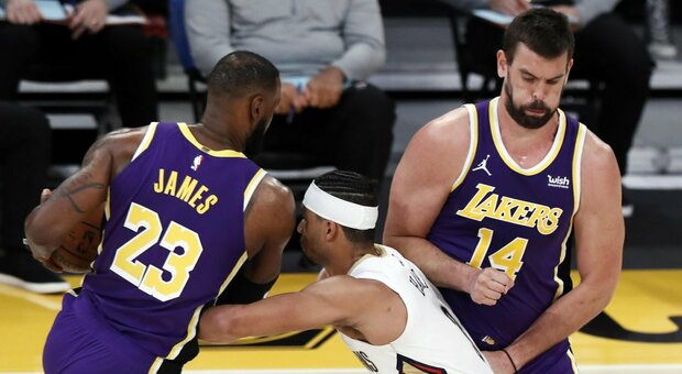 Nba, altre tre sfide rinviate per Covid. Lakers travolgenti, Giannis vince il “derby” con Doncic