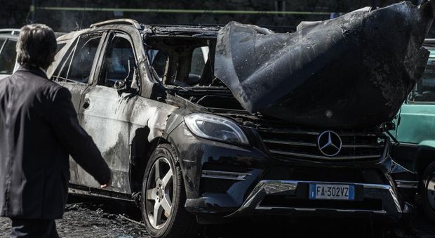Cinque auto distrutte dalle fiamme a due passi dal Campidoglio: non escluso dolo