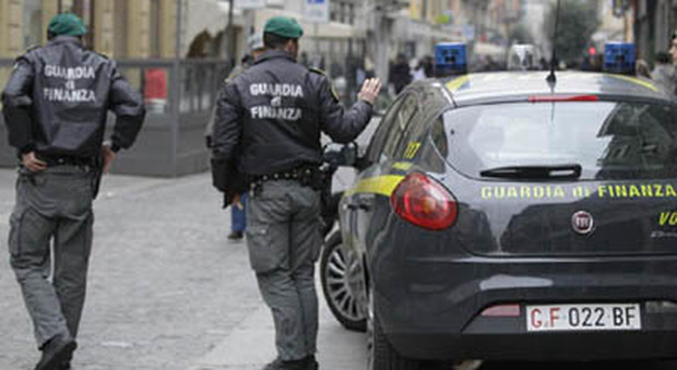 Napoli, maglie di calcio contraffatte sequestrate dalla Guardia di Finanza