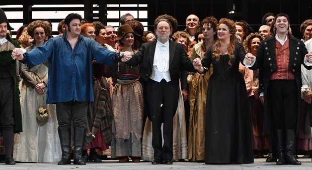 Milano, alla prima della Scala dieci minuti di applausi per l'Andrea Chénier. Teatro blindato, pochi politici