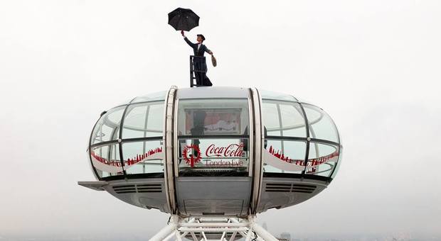 Mary Poppins appare in cima alla London Eye a Londra