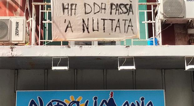 «Ha dda passà 'a nuttata», uno striscione con le parole di Eduardo De Filippo in via Toledo