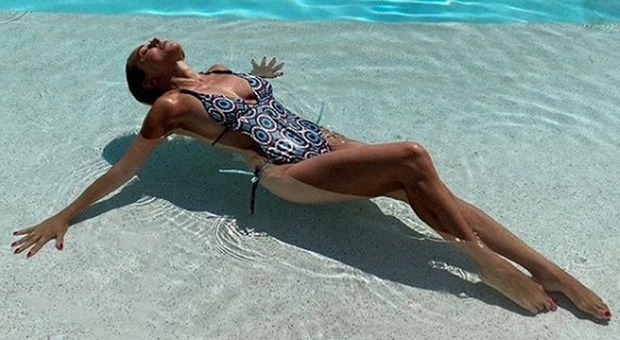 Barbara D'Urso, foto da sirena a bordo piscina. Ma i fan notano un dettaglio: «È enorme...»