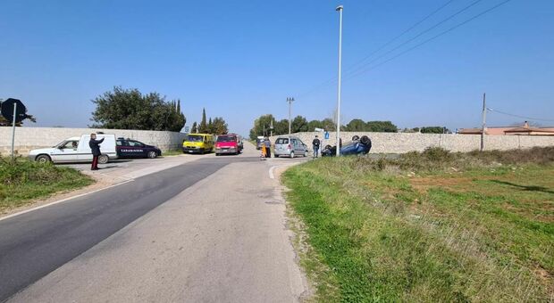 Si ribalta con l'auto lungo una strada di campagna: soccorso dai carabinieri