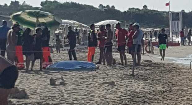 Malore sulla spiaggia del villaggio turistico: muore ex primario