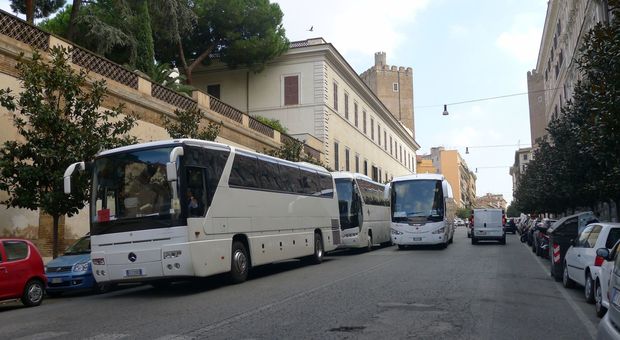 Roma, bus turistici, Raggi: dal 1 gennaio 2019 fuori dal centro, ci aspettiamo proteste