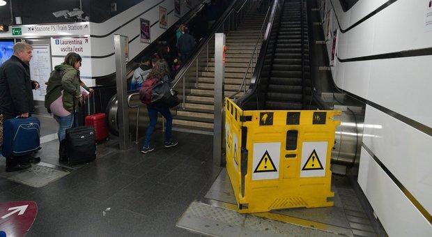 Scale mobili rotte nella metro di Roma