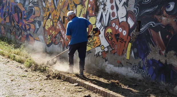 Napoli, volontari in azione nel parco De Simone: Sos per la manutenzione del verde