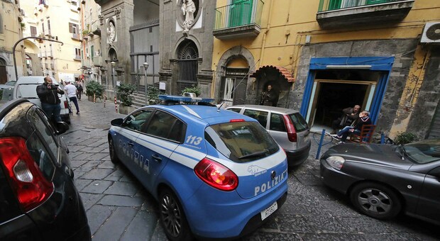 Napoli, turista scippata chiede aiuto: arrestato il ladro della collanina d'oro