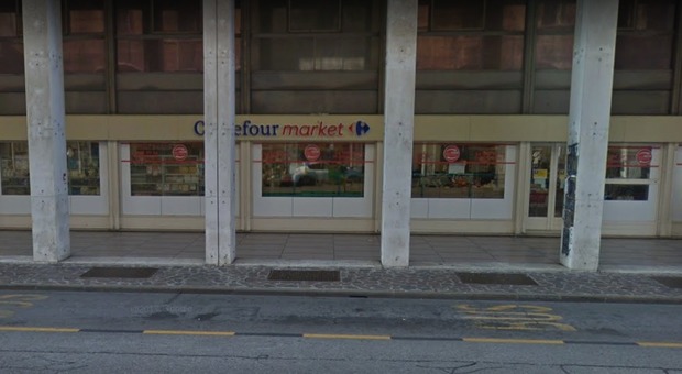 Malore per 14 persone in un supermercato: paura e giallo in un Carrefour di Mantova