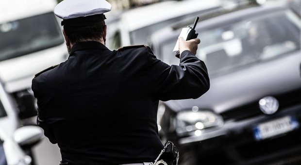 Roma, senza assicurazione in scooter minaccia i vigili per opporsi al sequestro