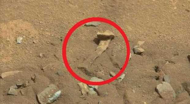 Marte, dalla polvere spunta un "femore": la roccia sembra un osso umano