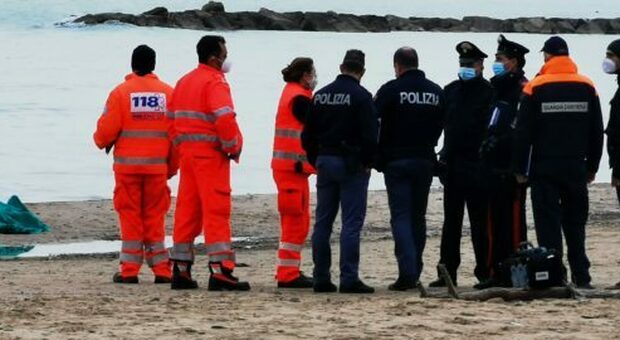 Scoperta choc in riva al mare, passanti trovano il cadavere di un giovane ricoperto dalla sabbia