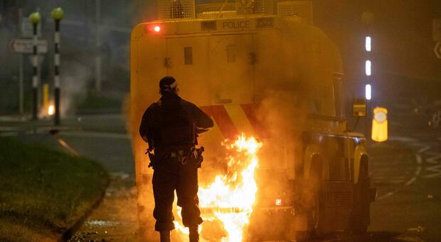 Proteste e scontri a Belfast, bus in fiamme e lancio di molotov. Boris Johnson: «Profonda preoccupazione»