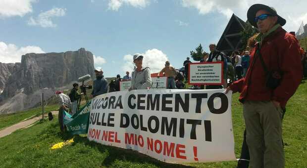 Un momento della manifestazione ambientalista di ieri sulle Dolomiti