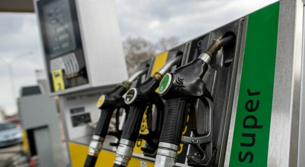 Bonus benzina da 200 euro: «Anche per auto elettriche». Come richiederlo e chi ne ha diritto
