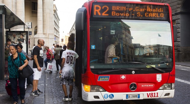 Napoli, fumata nera al vertice in Comune: «Stop alla vendita dei biglietti dell'autobus»