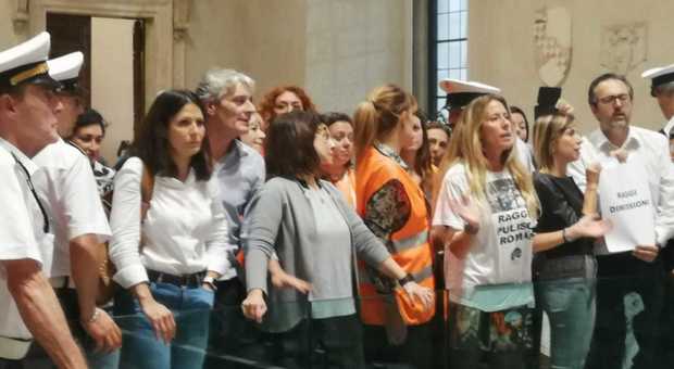 immagine Caos rifiuti a Roma, Raggi contestata in aula