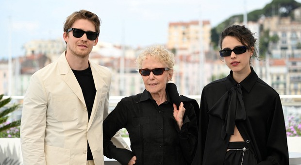 Cannes 2022, in Stars at noon la regista Claire Denis punta tutto sul fascino della figlia d'arte Margaret Qualley