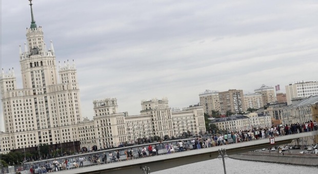 Incendio a Mosca, grattacielo di epoca staliniana in fiamme: «Persone bloccate chiedono aiuto»