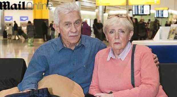 La coppia colpita dalla crisi vive in aeroporto. ​"Facciamo sempre finta di dover partire..."