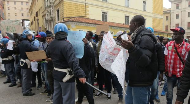 Ancona, migranti bloccano la strada Salvini: "Rompono le palle, espellerli"