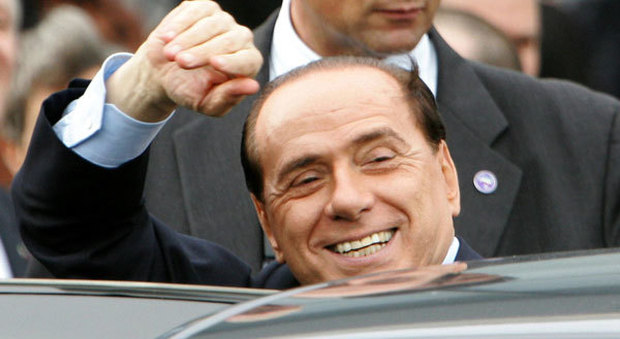 Berlusconi, dopo l'operazione si rompe due dita nella portiera dell'auto