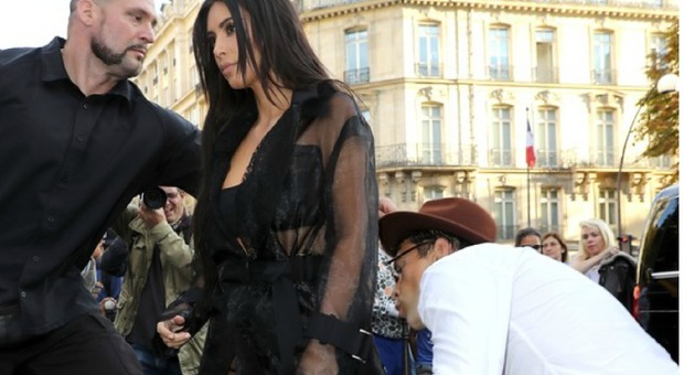 Kim Kardashian addentata al lato B da un giovane in strada