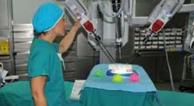 Tiroide, operata al Gemelli senza cicatrici con il robot Da Vinci