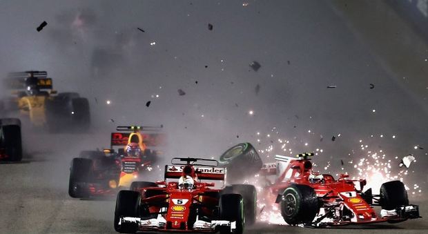 L'incidente al via a Singapore: le due Ferrari fanno scintille