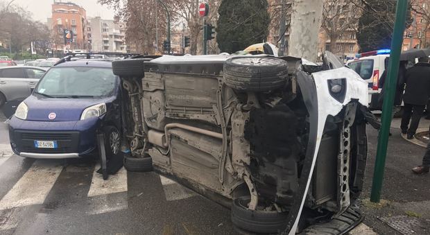 Roma, taxi si ribalta in piazzale Clodio: grave l'autista