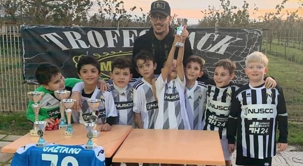 Napoli, Gaetano tra i giovani talenti: l'azzurro premia i baby calciatori