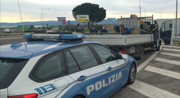Camion sfreccia in A14 e non si ferma all'alt della polizia, inseguito e bloccato: era stato rubato a Montesilvano