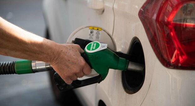 Benzina, il prezzo sale ancora: self a 2,018 euro al litro, servito a 2,144 euro al litro