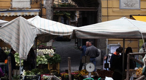 Napoli, caos al mercatino di Antignano: due pedoni investiti in meno di un'ora