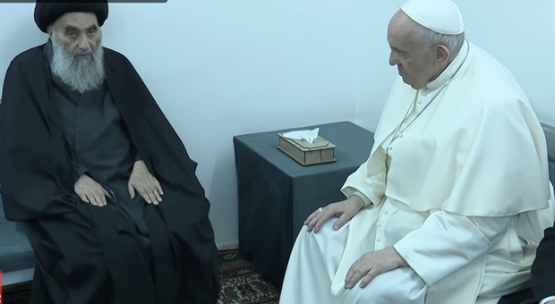 Papa Francesco e l'Ayatollah Al Sistani durante il viaggio in Iraq nel 2021