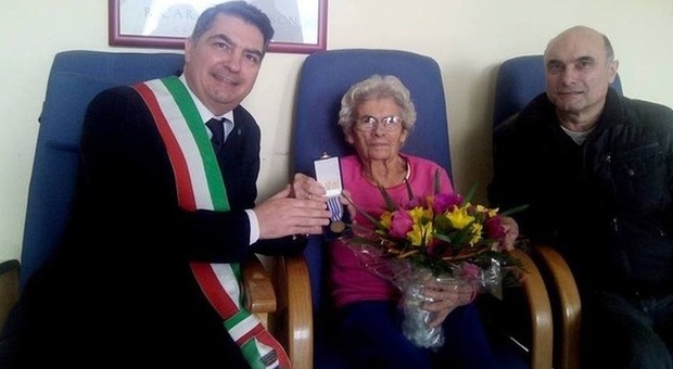 Il sindaco Martino Montagna con Aurelia Cariolato e il figlio Angelo