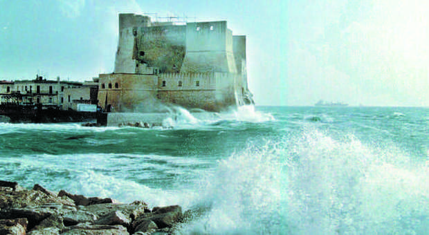 Maltempo, vento e mare mosso nel golfo di Napoli: ferry boat arenato a Ischia