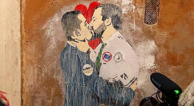 Salvini bacia Di Maio sulle labbra, il murales appare nelle strade del centro di Roma Video