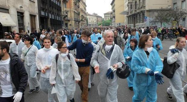 Nessuno tocchi Milano, in migliaia in piazza per ripulire la città dopo la devastazione black bloc
